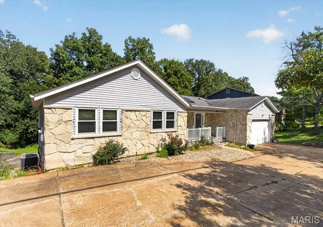 Photo 2 of Single family home for sale at 125 Strecker Rd, Ellisville, MO 63011 | MLS# MIS26052528 | Listing updated on 2026-09-17