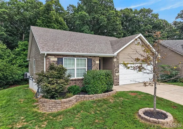 Photo 3 of Sale Pending at 141 Katie Lynn Ct, Wentzville, MO 63385 | MLS# MIS26052642 | Listing updated on 2026-09-16
