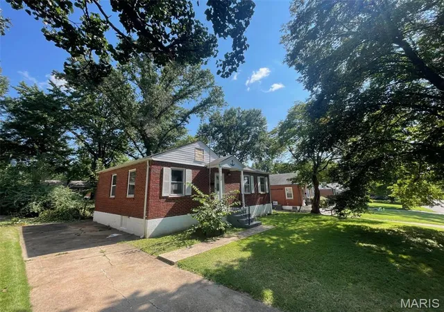 Photo 2 of Single family home for sale at 13 Saint Margaret Ct, Florissant, MO 63031 | MLS# MIS26054117 | Listing updated on 2026-09-18