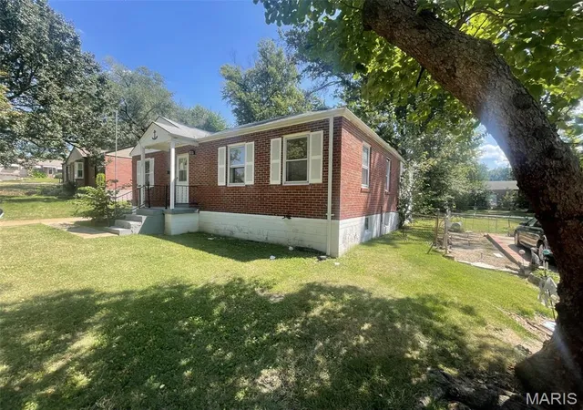 Photo 3 of Single family home for sale at 13 Saint Margaret Ct, Florissant, MO 63031 | MLS# MIS26054117 | Listing updated on 2026-09-18