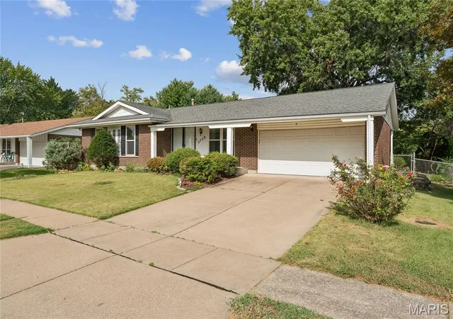 Photo 3 of Single family home for sale at 3759 Hirondelle Ln, Florissant, MO 63034 | MLS# MIS26054371 | Listing updated on 2026-09-29