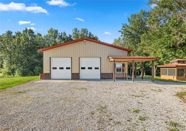Photo 3 of Sale Pending at 16370 Old Cemetery Trl, Coffeen, IL 62017 | MLS# MIS26054880 | Listing updated on 2026-09-28