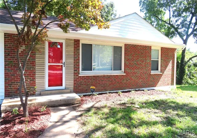 Photo 1 of Single family home for sale at 100 Florwood Ct, St Louis, MO 63135 | MLS# MIS26055520 | Listing updated on 2026-10-07