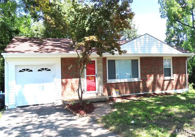 Photo 2 of Single family home for sale at 100 Florwood Ct, St Louis, MO 63135 | MLS# MIS26055520 | Listing updated on 2026-10-07