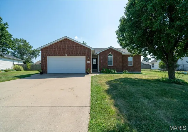 Photo 1 of Single family home for sale at 830 S Central St, Centralia, MO 65240 | MLS# MIS26056002 | Listing updated on 2026-10-12