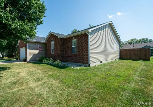 Photo 2 of Single family home for sale at 830 S Central St, Centralia, MO 65240 | MLS# MIS26056002 | Listing updated on 2026-10-12