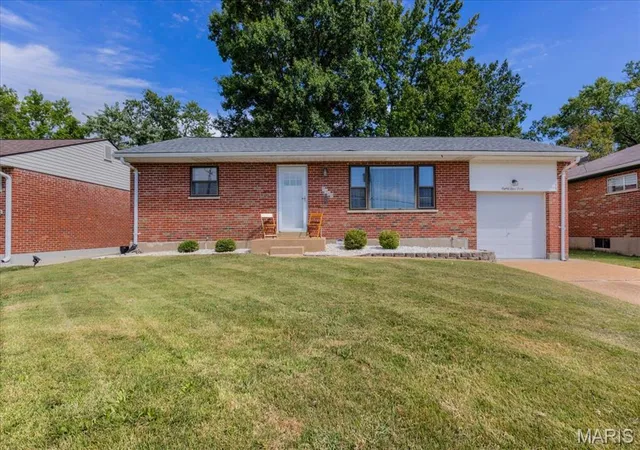 Photo 2 of Sale Pending at 8440 New Hampshire Ave, Saint Louis, MO 63123 | MLS# MIS26056403 | Listing updated on 2026-09-23