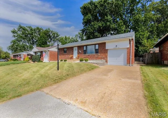 Photo 3 of Sale Pending at 8440 New Hampshire Ave, Saint Louis, MO 63123 | MLS# MIS26056403 | Listing updated on 2026-09-23