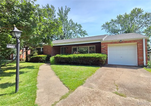 Photo 1 of Sale Pending at 8112 Halifax Dr, Saint Louis, MO 63105 | MLS# MIS26057217 | Listing updated on 2026-09-17
