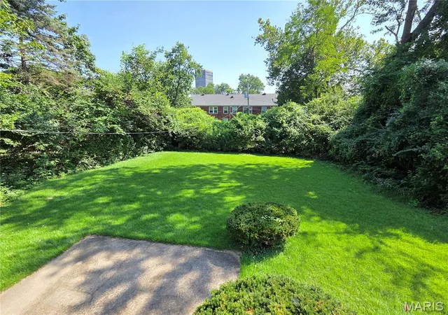 Photo 2 of Sale Pending at 8112 Halifax Dr, Saint Louis, MO 63105 | MLS# MIS26057217 | Listing updated on 2026-09-17