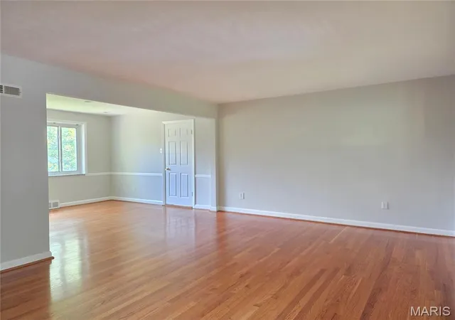 Photo 3 of Sale Pending at 8112 Halifax Dr, Saint Louis, MO 63105 | MLS# MIS26057217 | Listing updated on 2026-09-17