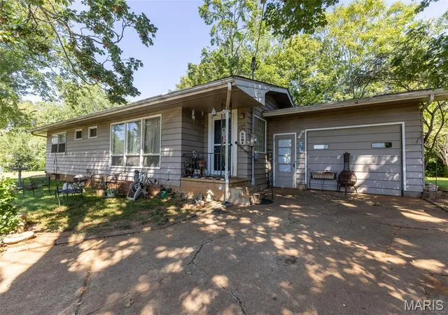 Photo 2 of Single family home for sale at 135 Pine St, Farmington, MO 63640 | MLS# MIS26057272 | Listing updated on 2026-09-18