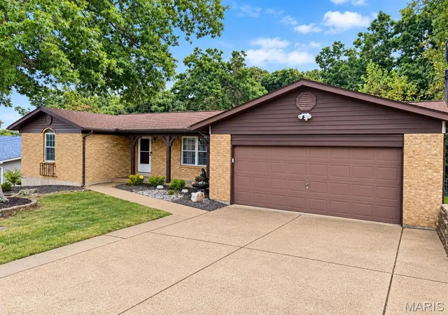 Photo 1 of Sale Pending at 2124 Windemere Dr, Imperial, MO 63052 | MLS# MIS26057652 | Listing updated on 2026-10-04