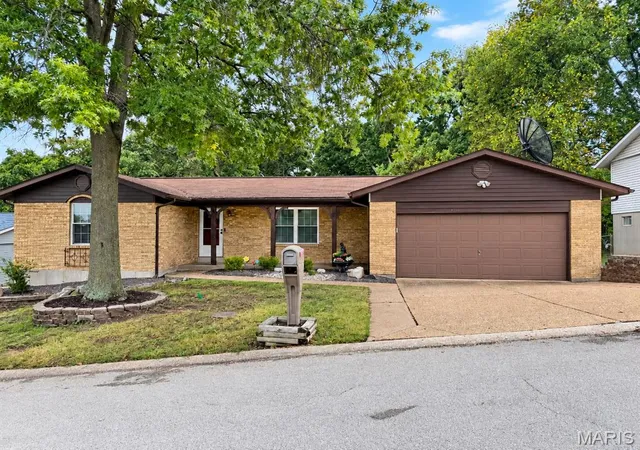 Photo 3 of Sale Pending at 2124 Windemere Dr, Imperial, MO 63052 | MLS# MIS26057652 | Listing updated on 2026-10-04