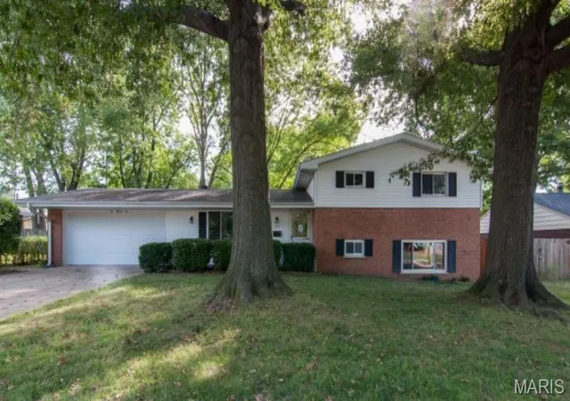 Photo 1 of Single family home for sale at 106 Williamsburg Dr, Belleville, IL 62221 | MLS# MIS26057674 | Listing updated on 2026-10-05