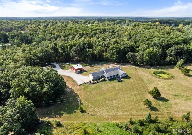 Photo 3 of Sale Pending at 99 N Chantilly Rd, Winfield, MO 63389 | MLS# MIS26057818 | Listing updated on 2026-09-17