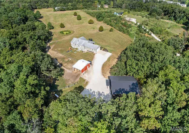 Photo 3 of Sale Pending at 99 N Chantilly Rd, Winfield, MO 63389 | MLS# MIS26057818 | Listing updated on 2026-09-17
