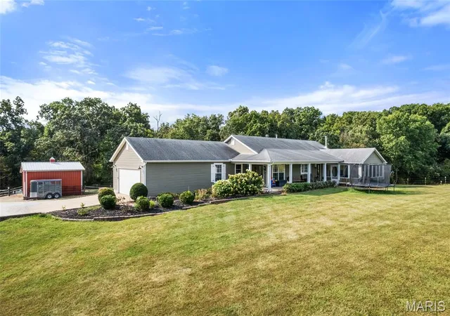 Photo 4 of Sale Pending at 99 N Chantilly Rd, Winfield, MO 63389 | MLS# MIS26057818 | Listing updated on 2026-09-17
