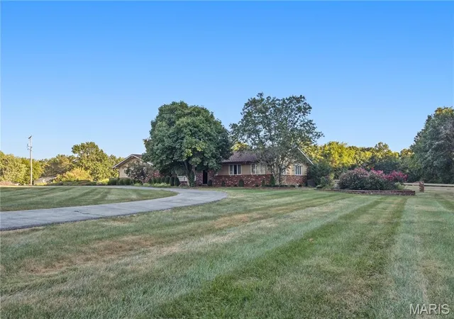 Photo 2 of Single family home for sale at 258 Yaeger Lake Trl, Litchfield, IL 62056 | MLS# MIS26058029 | Listing updated on 2026-09-16