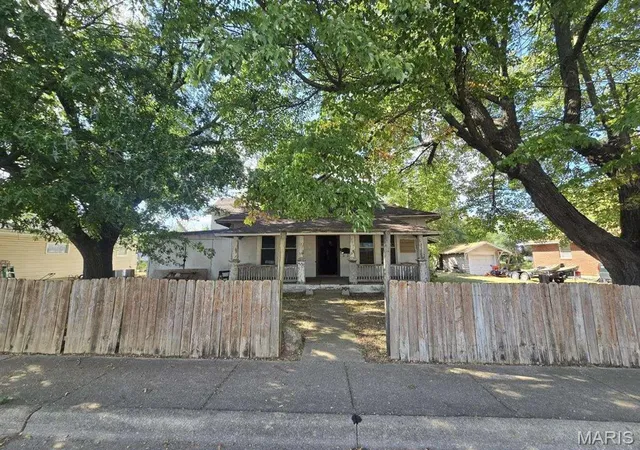 Photo 2 of Single family home for sale at 359 W Hayes St, Lebanon, MO 65536 | MLS# MIS26058185 | Listing updated on 2026-09-17
