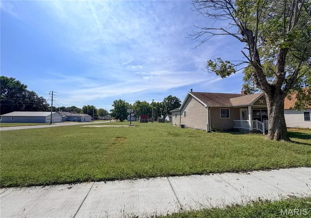 Photo 2 of Single family home for sale at 1814 Miller Ave, Hillsboro, IL 62049 | MLS# MIS26058550 | Listing updated on 2026-09-16