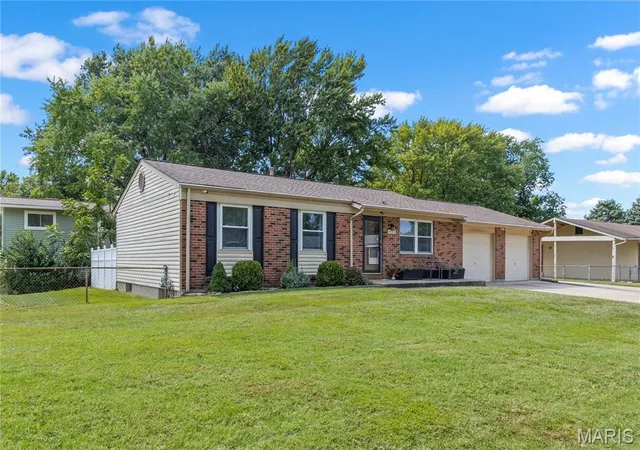 Photo 2 of Single family home for sale at 3305 Highgate Ln, Saint Charles, MO 63301 | MLS# MIS26058616 | Listing updated on 2026-10-01