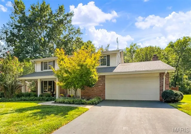 Photo 3 of Sale Pending at 128 Country Crk Ct, Ballwin, MO 63011 | MLS# MIS26059051 | Listing updated on 2026-09-20