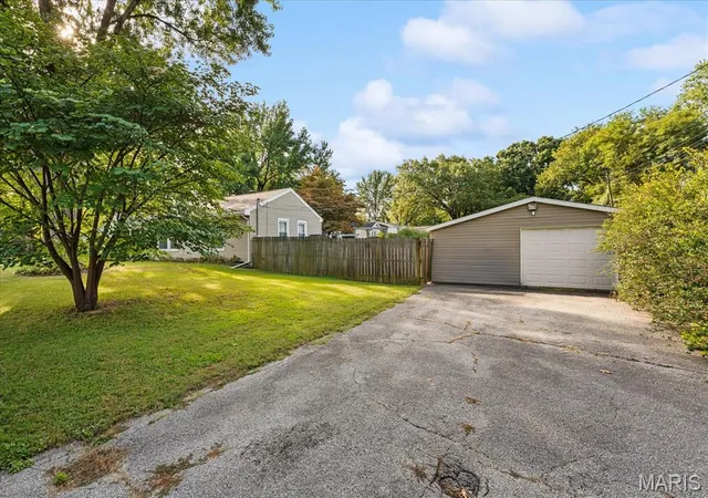 Photo 3 of Single family home for sale at 15 Pine Trl, Fairview Heights, IL 62208 | MLS# MIS26059062 | Listing updated on 2026-09-21