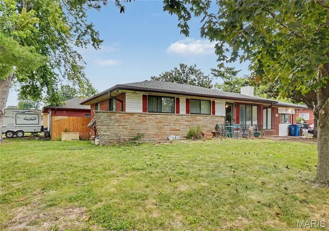 Photo 2 of Single family home for sale at 101 Sunset Dr, Hazelwood, MO 63042 | MLS# MIS26059095 | Listing updated on 2026-09-18