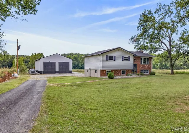 Photo 2 of Single family home for sale at 10562 Misplay Rd, Bloomsdale, MO 63627 | MLS# MIS26059168 | Listing updated on 2026-10-08