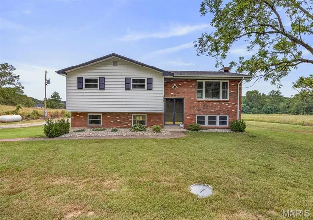 Photo 3 of Single family home for sale at 10562 Misplay Rd, Bloomsdale, MO 63627 | MLS# MIS26059168 | Listing updated on 2026-10-08