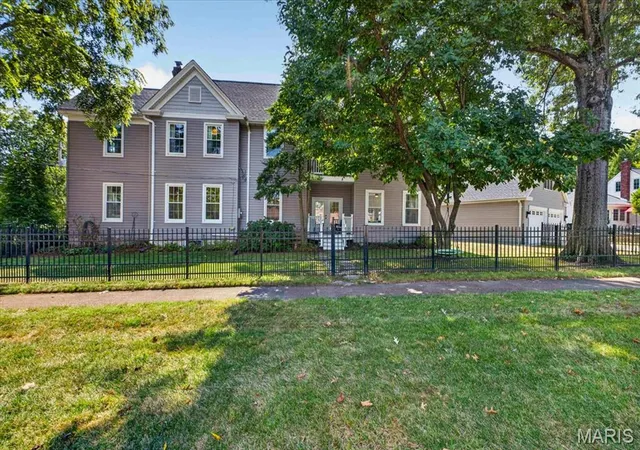 Photo 2 of Single family home for sale at 461 N Clay Ave, Kirkwood, MO 63122 | MLS# MIS26059321 | Listing updated on 2026-09-17