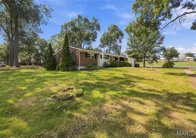 Photo 2 of Single family home for sale at 530 Mid Meadows Ln, Saint Louis, MO 63122 | MLS# MIS26059412 | Listing updated on 2026-09-18