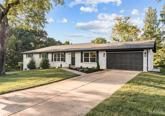 Photo 2 of Single family home for sale at 9831 Sundown Sq, Saint Louis, MO 63141 | MLS# MIS26059417 | Listing updated on 2026-09-17