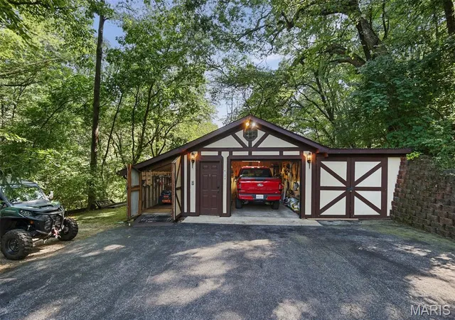 Photo 3 of Single family home for sale at 10 Knob Hl Ct, Fairview Heights, IL 62208 | MLS# MIS26059422 | Listing updated on 2026-09-23