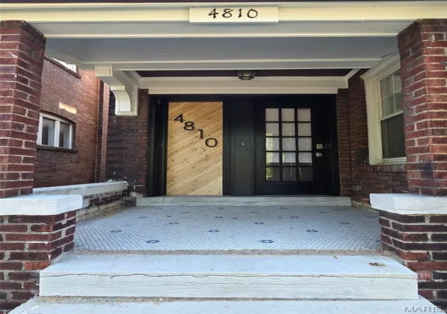 Photo 3 of Single family home for sale at 4810 Arsenal St, Saint Louis, MO 63116 | MLS# MIS26059540 | Listing updated on 2026-09-18