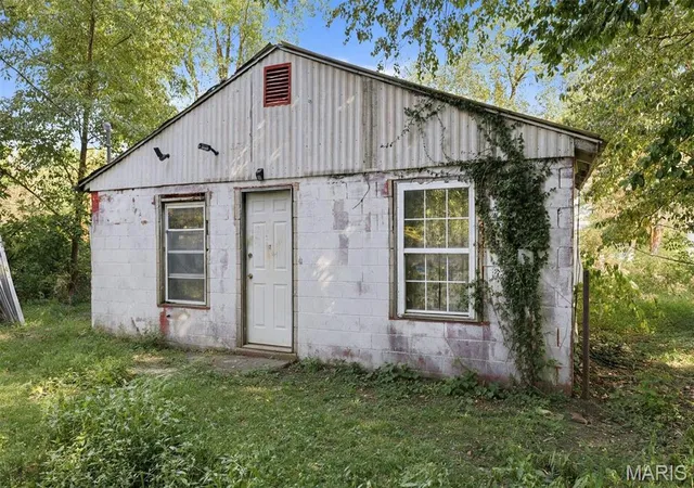 Photo 2 of Single family home for sale at 841 W Maple, Flora, IL 62839 | MLS# MIS26059621 | Listing updated on 2026-10-13