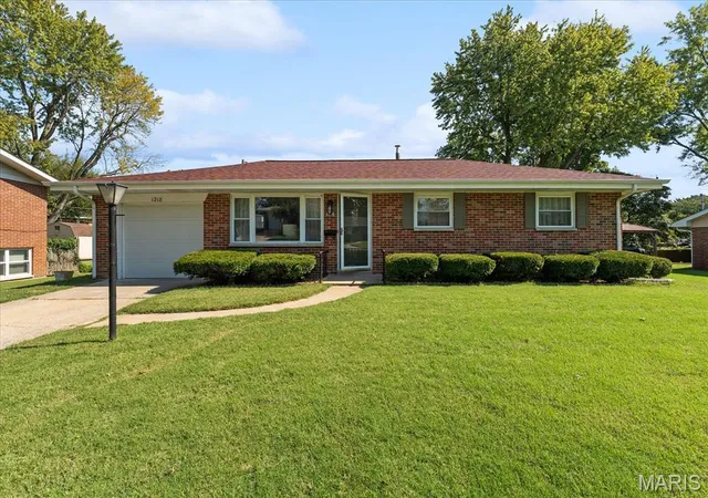 Photo 1 of Single family home for sale at 1218 Express Dr, Belleville, IL 62223 | MLS# MIS26059633 | Listing updated on 2026-09-18