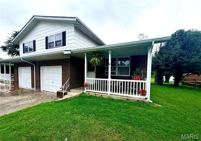 Photo 2 of Townhouse for sale at 102/104 Liberty Dr, Belleville, IL 62226 | MLS# MIS26059668 | Listing updated on 2026-09-18