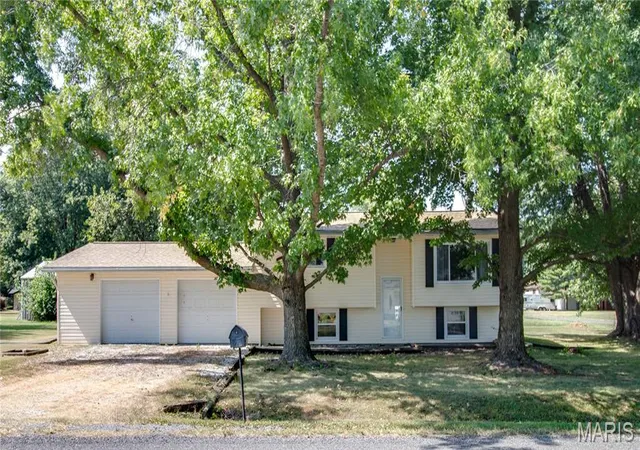 Single family home for sale at 23309 Glenda Ave, Jerseyville, IL 62052 | MLS# MIS26059671