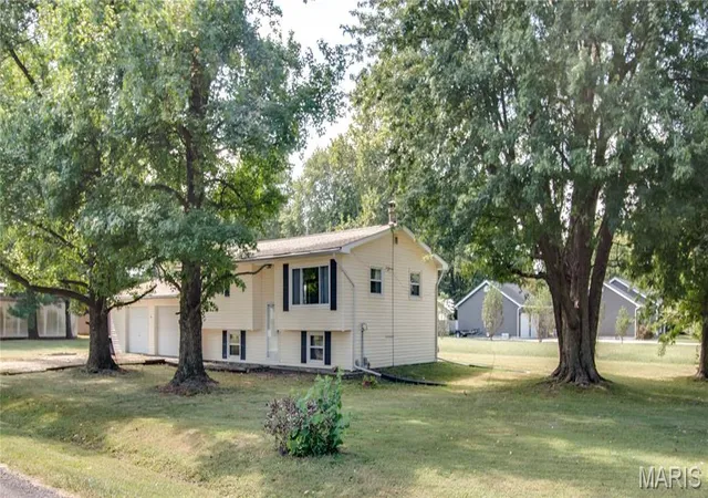 Photo 2 of Single family home for sale at 23309 Glenda Ave, Jerseyville, IL 62052 | MLS# MIS26059671 | Listing updated on 2026-09-16