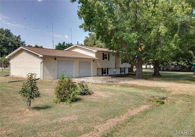 Photo 3 of Single family home for sale at 23309 Glenda Ave, Jerseyville, IL 62052 | MLS# MIS26059671 | Listing updated on 2026-09-16