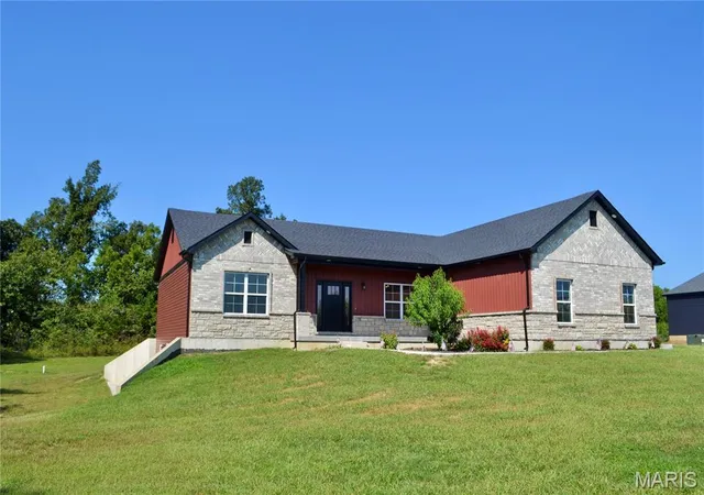 Photo 2 of Single family home for sale at 3525 Weatherby Ln, Farmington, MO 63640 | MLS# MIS26059702 | Listing updated on 2026-09-18