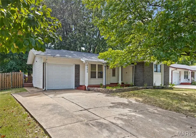 Photo 2 of Single family home for sale at 2560 Wedgwood Dr, Florissant, MO 63033 | MLS# MIS26059788 | Listing updated on 2026-09-16