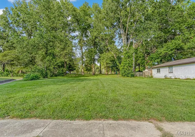 Photo 1 of Sale Pending at 49 Scarlet Dr, Belleville, IL 62220 | MLS# MIS26059908 | Listing updated on 2026-10-01