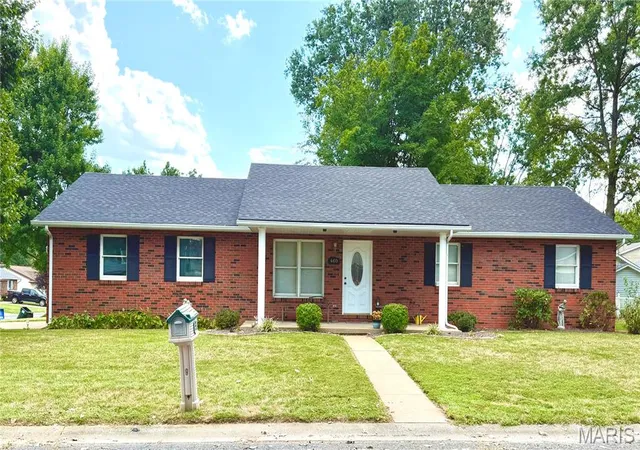 Single family home for sale at 460 Fairfax St, Columbia, IL 62236 | MLS# MIS26060047