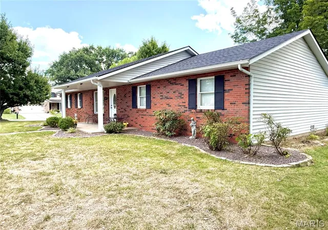 Photo 4 of Single family home for sale at 460 Fairfax St, Columbia, IL 62236 | MLS# MIS26060047 | Listing updated on 2026-09-16