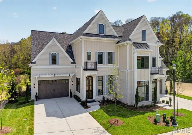 Photo 2 of Sale Pending at 20 Enclave Dr, Des Peres, MO 63122 | MLS# MIS26060210 | Listing updated on 2026-09-18