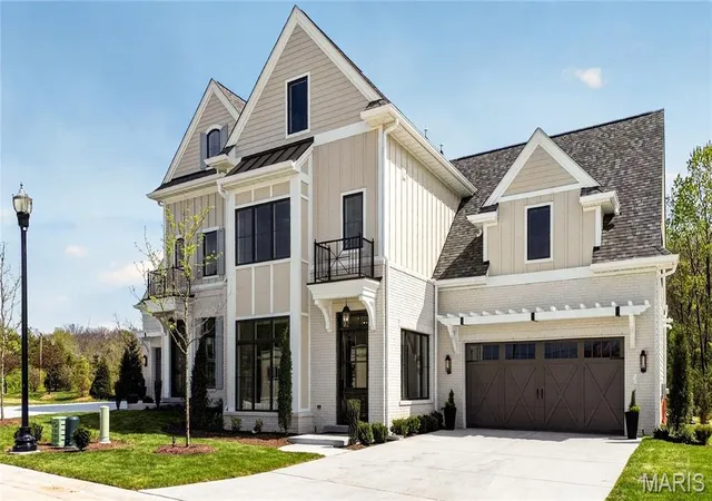 Photo 3 of Sale Pending at 20 Enclave Dr, Des Peres, MO 63122 | MLS# MIS26060210 | Listing updated on 2026-09-18