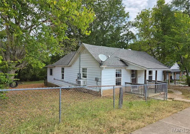 Photo 3 of Single family home for sale at 320 Meadow St, Park Hills, MO 63601 | MLS# MIS26060324 | Listing updated on 2026-09-17